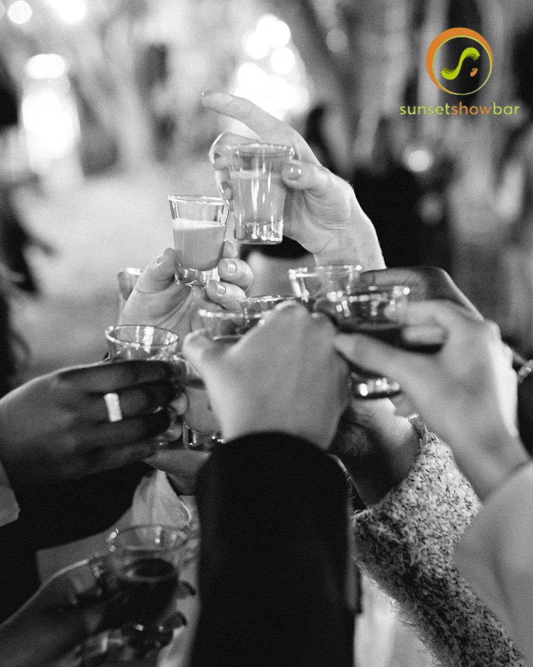 🔥🥃 Shots que viram histórias, brindes que viram memórias! ------ 🔥🥃 Shots, cheers and good times! 🥂 #SunsetShowBar #Sh