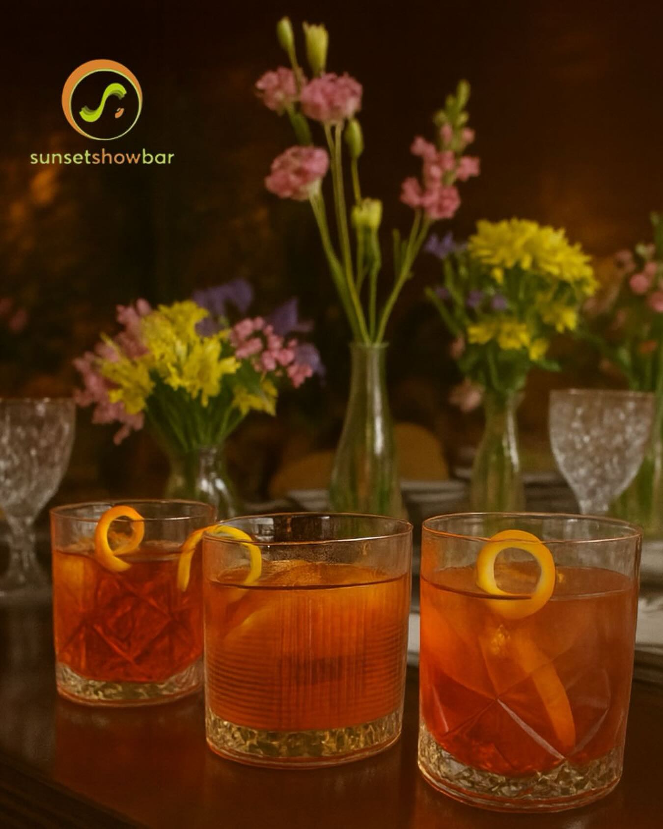 🍹✨ Clássico, elegante e no ponto certo… Ana 💛 Pedro 🥂 #Negroni #ClássicoQueNuncaSaiDeModa #sunsetshowbar ——— 🍹✨ Class